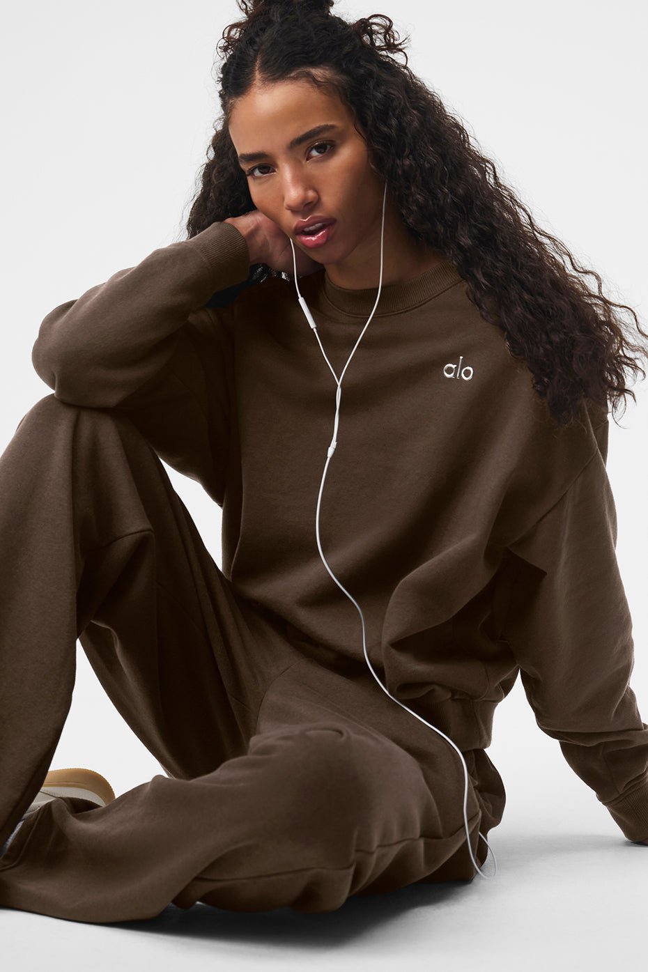 Alo Yoga Accolade Set — Crewneck Pullover + Straight Leg Sweatpant