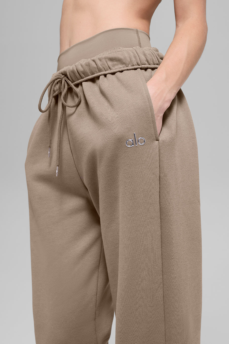 Alo Yoga Accolade Set — Crewneck Pullover + Straight Leg Sweatpant